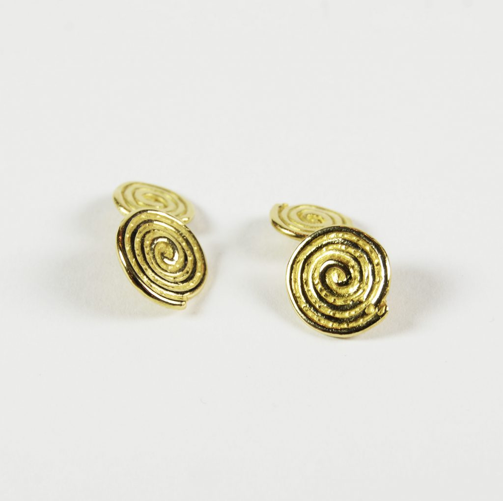 Ana Arambarri. Pendiente de oro. Colección Superluna, 2024