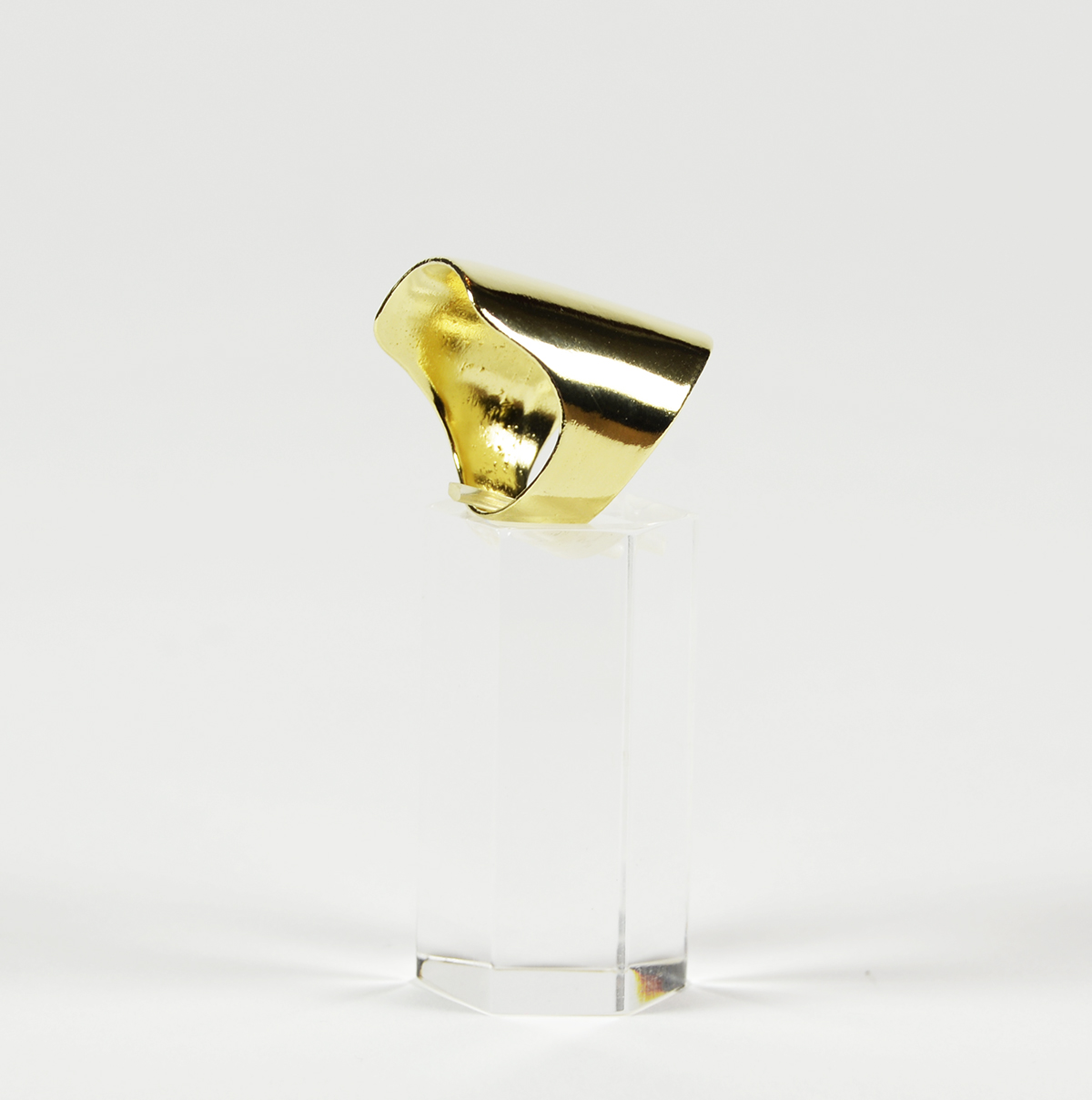 Ana Arambarri. Anillo de oro. Colección Superluna, 2024