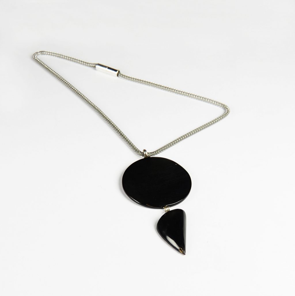 Ana Arambarri. Collar de asta, plata y cadena metal.Colección Superluna, 2024