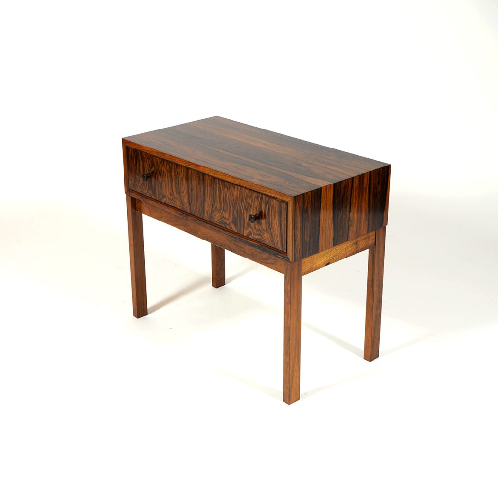 Mesita auxiliar diseño sueco años 60, en madera de palosanto.