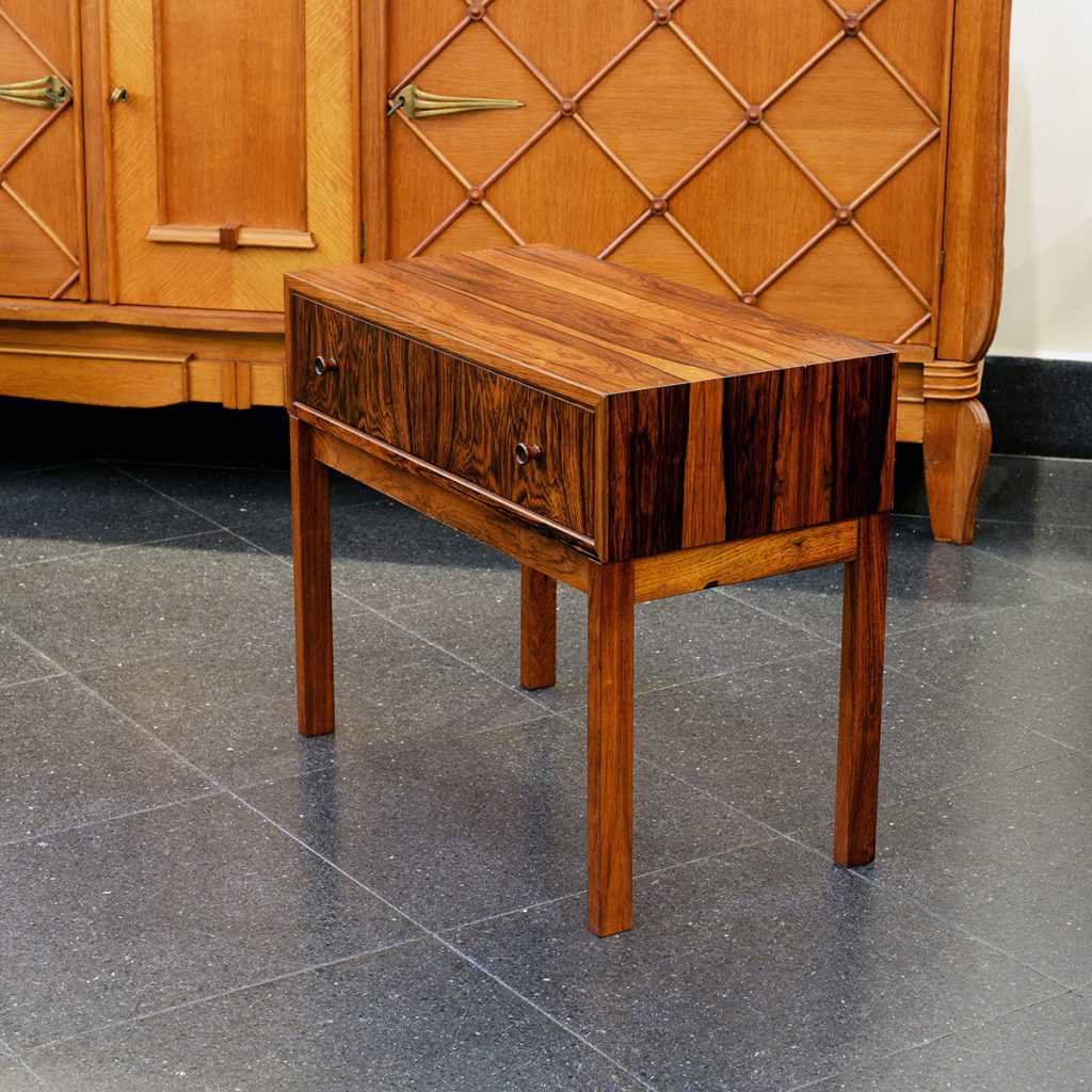 Mesita auxiliar diseño sueco años 60, en madera de palosanto.