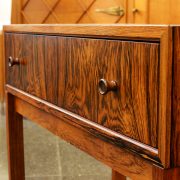Mesita auxiliar diseño sueco años 60, en madera de palosanto.