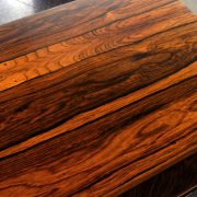 Mesita auxiliar diseño sueco años 60, en madera de palosanto.