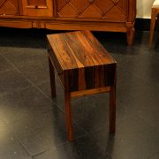 Mesita auxiliar diseño sueco años 60, en madera de palosanto.