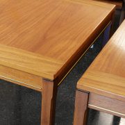 Mesas auxiliares diseño sueco años 60, en madera de teca y latón.