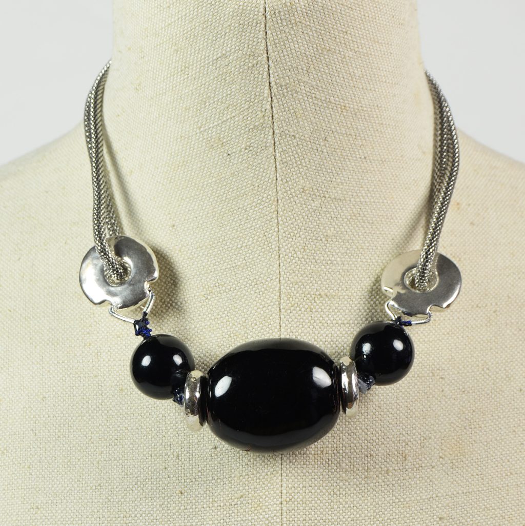 Ana Arambarri. Collar de coral negro, plata y cadena metal. Colección, 2024.