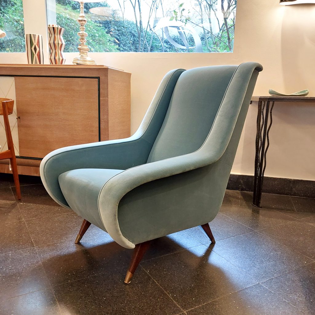Sillón diseño fiel años 50, estructura de madera y diferentes telas y terciopelos a elegir. Hecho a mano.