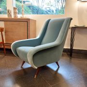 Sillón diseño fiel años 50, estructura de madera y diferentes telas y terciopelos a elegir. Hecho a mano.