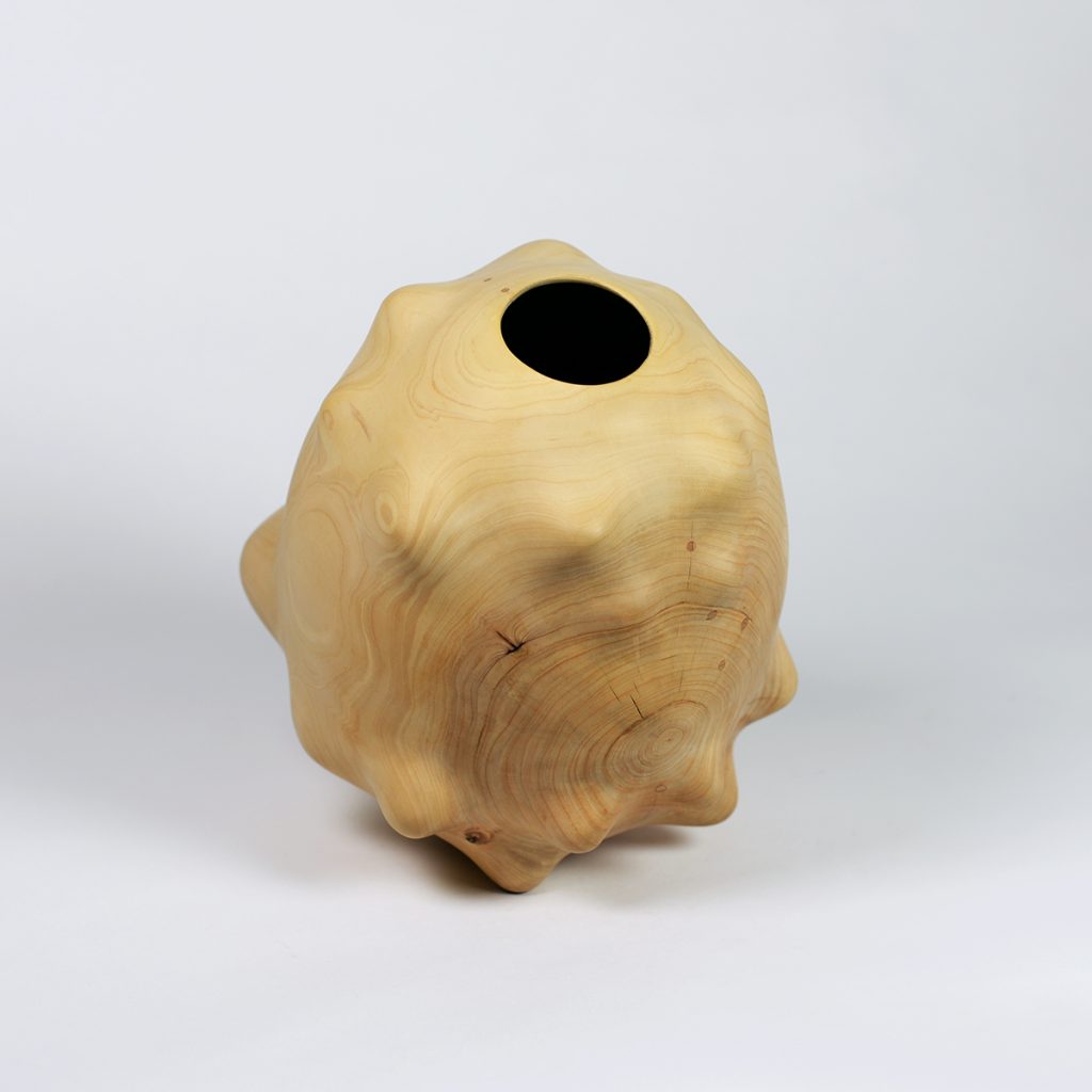 Toni Porto. Escultura de madera. Exposición El vacío tiene forma, 2025.