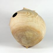 Toni Porto. Escultura de madera. Exposición El vacío tiene forma, 2025.