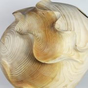 Toni Porto. Escultura de madera. Exposición El vacío tiene forma, 2025. Detalle