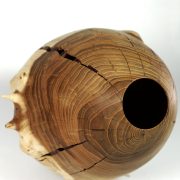 Toni Porto. Escultura de madera. Exposición El vacío tiene forma, 2025. Detalle.
