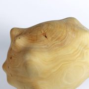 Toni Porto. Escultura de madera. Exposición El vacío tiene forma, 2025. Detalle.