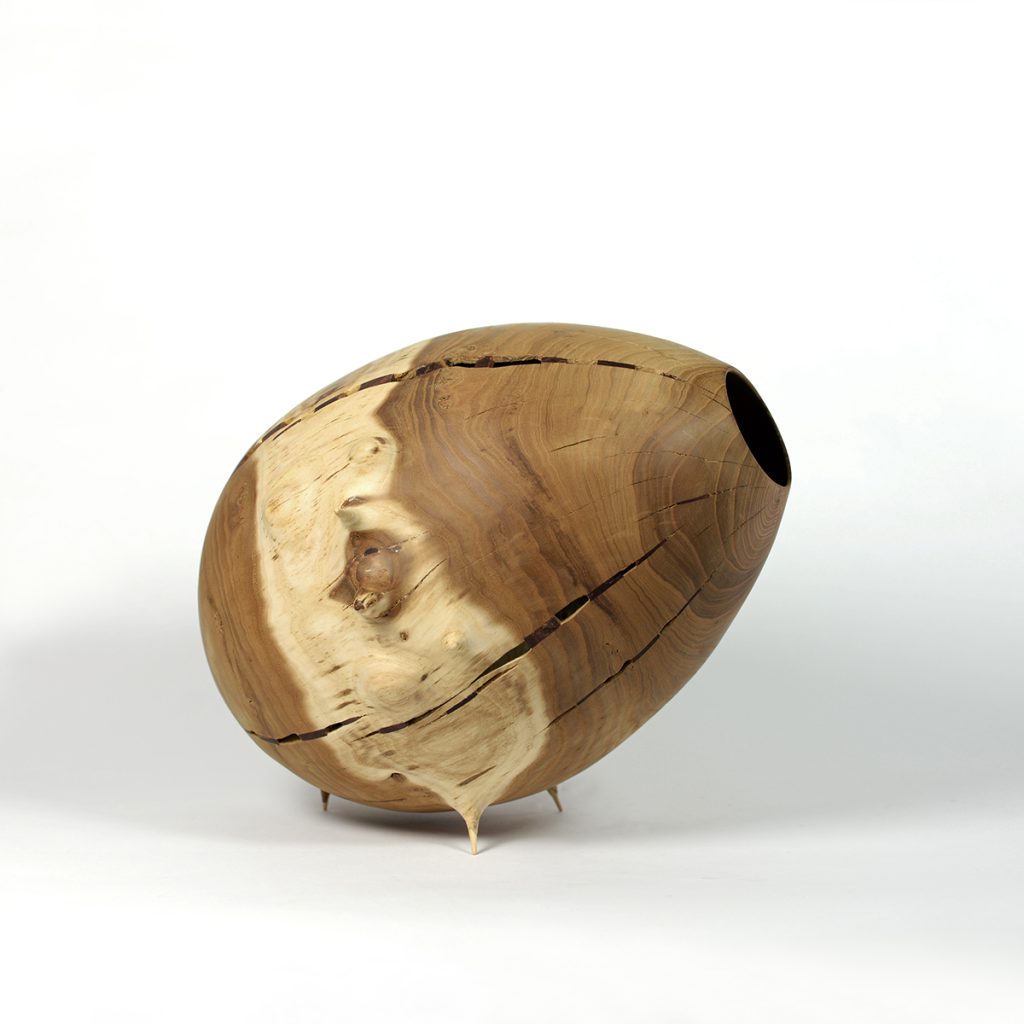 Toni Porto. Escultura de madera. Exposición El vacío tiene forma, 2025.
