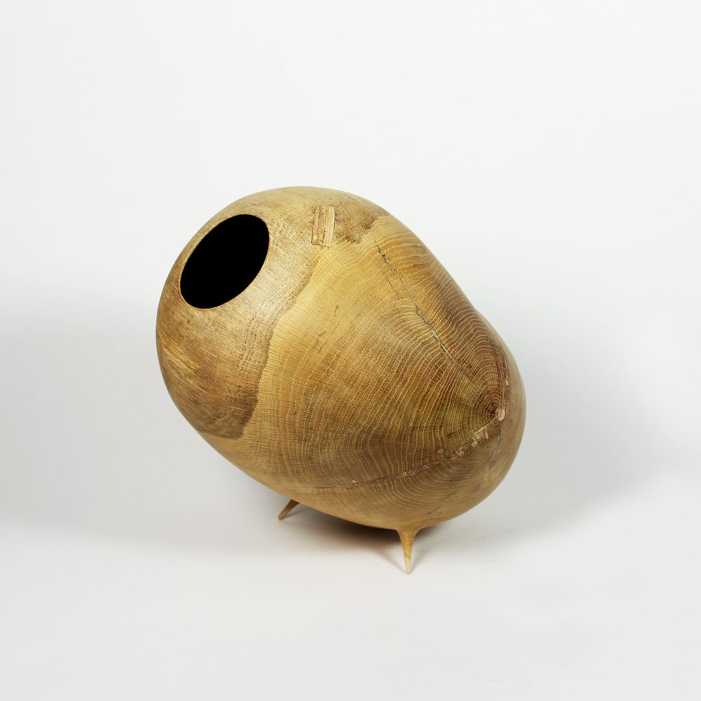 Toni Porto. Escultura de madera. Exposición El vacío tiene forma, 2025.