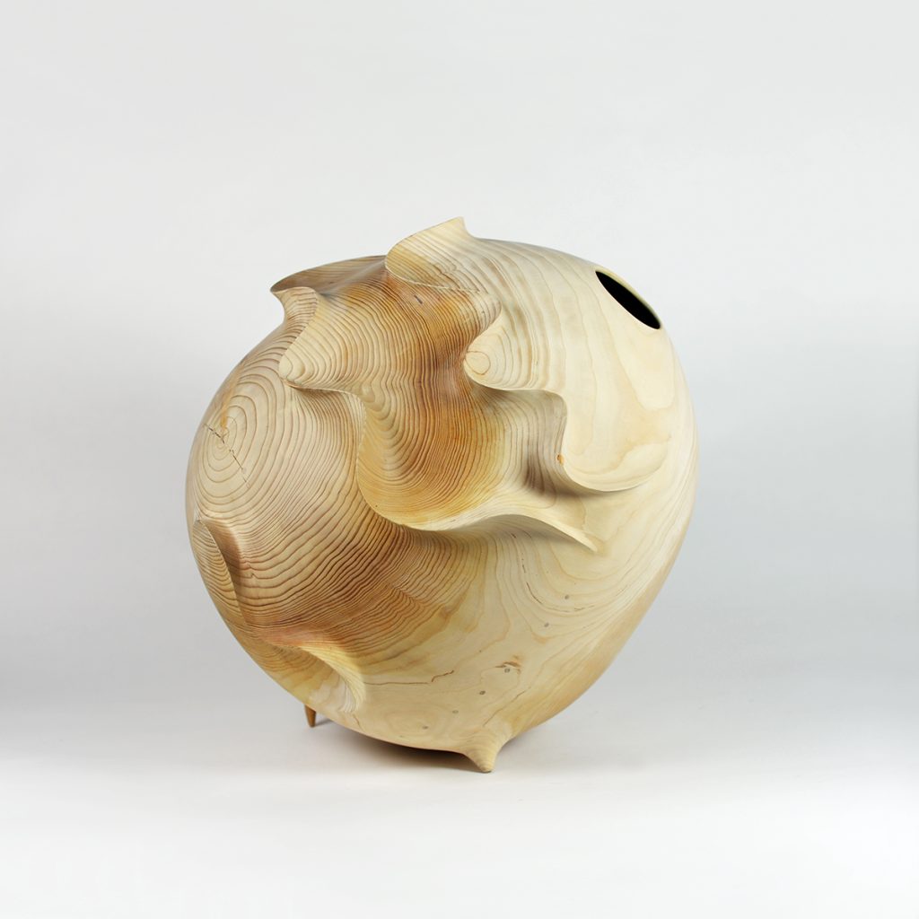 Toni Porto. Escultura de madera. Exposición El vacío tiene forma, 2025.