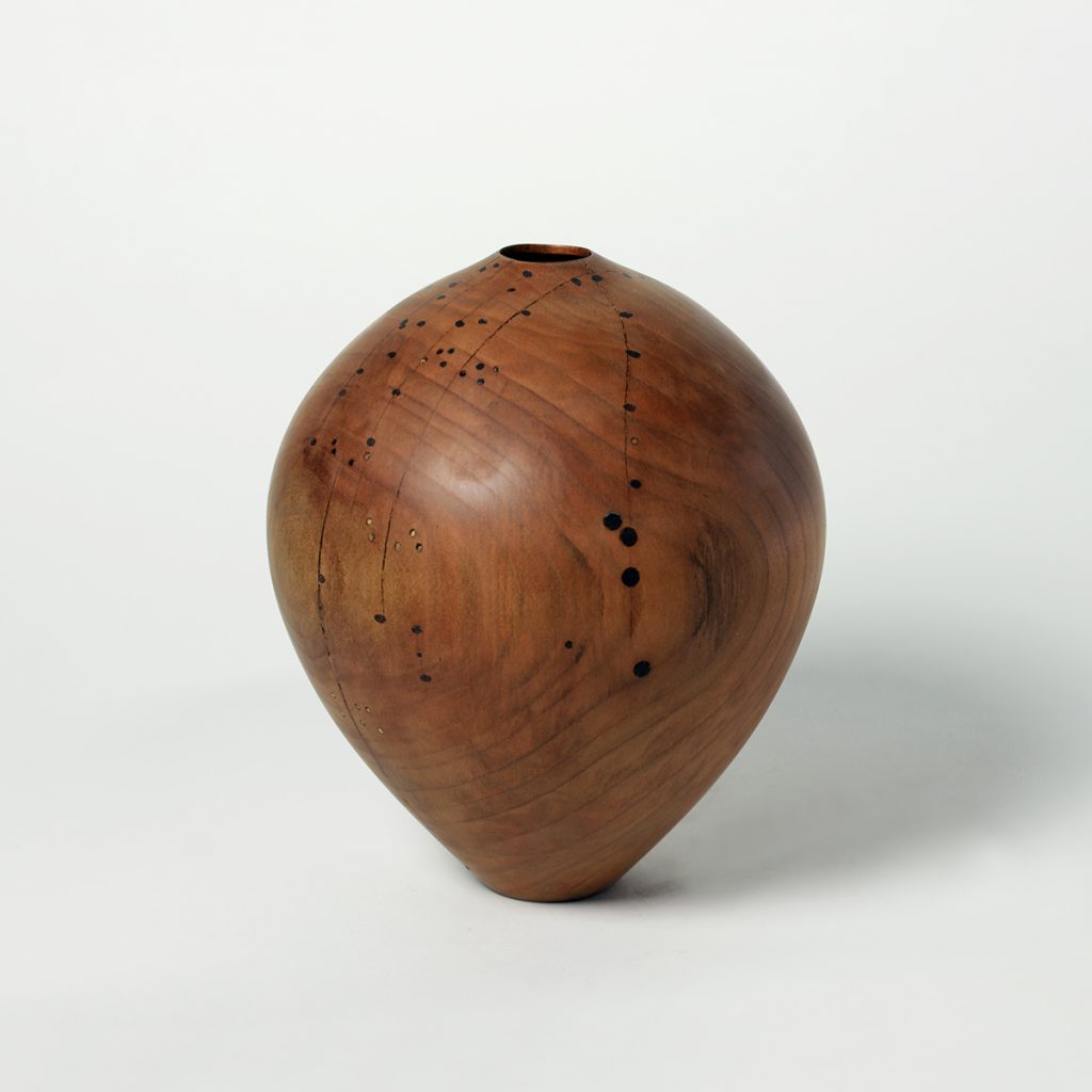 Toni Porto. Escultura de madera. Exposición El vacío tiene forma, 2025.