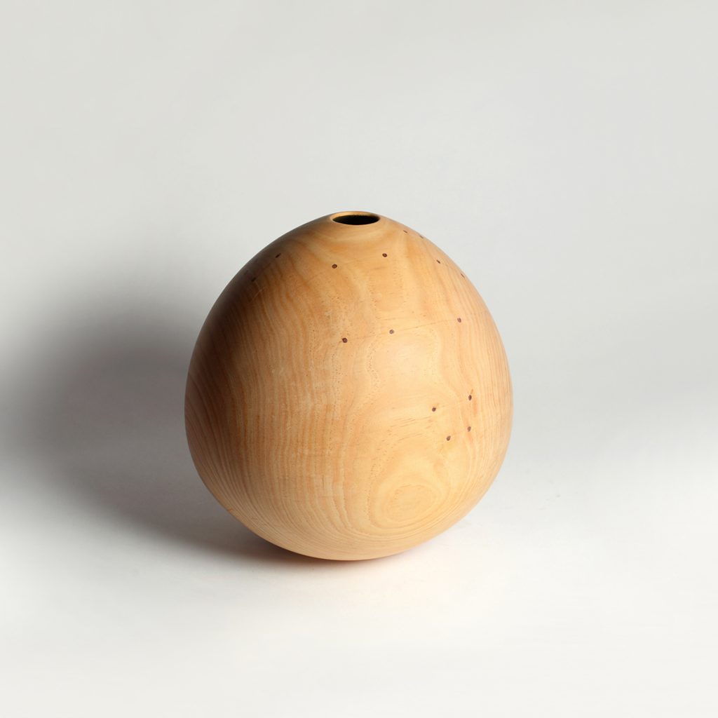 Toni Porto. Escultura de madera. Exposición El vacío tiene forma, 2025.