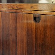Mueble-bar diseño danés de los 60. Detalle de la tapa abatible