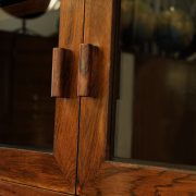 Mueble-bar diseño danés de los 60. Detalle tiradores