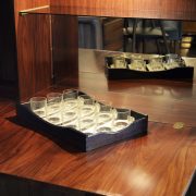 Mueble-bar diseño danés de los 60. Detalle de la gaveta extraíble con los vasos