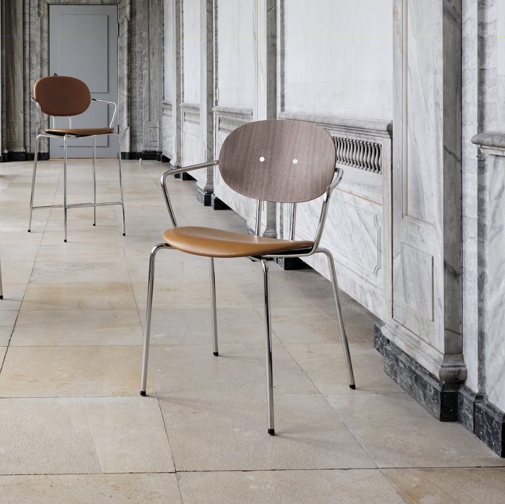 Silla PIET HEIN estructura cromada con brazos. Asiento cuero y respaldo de madera.