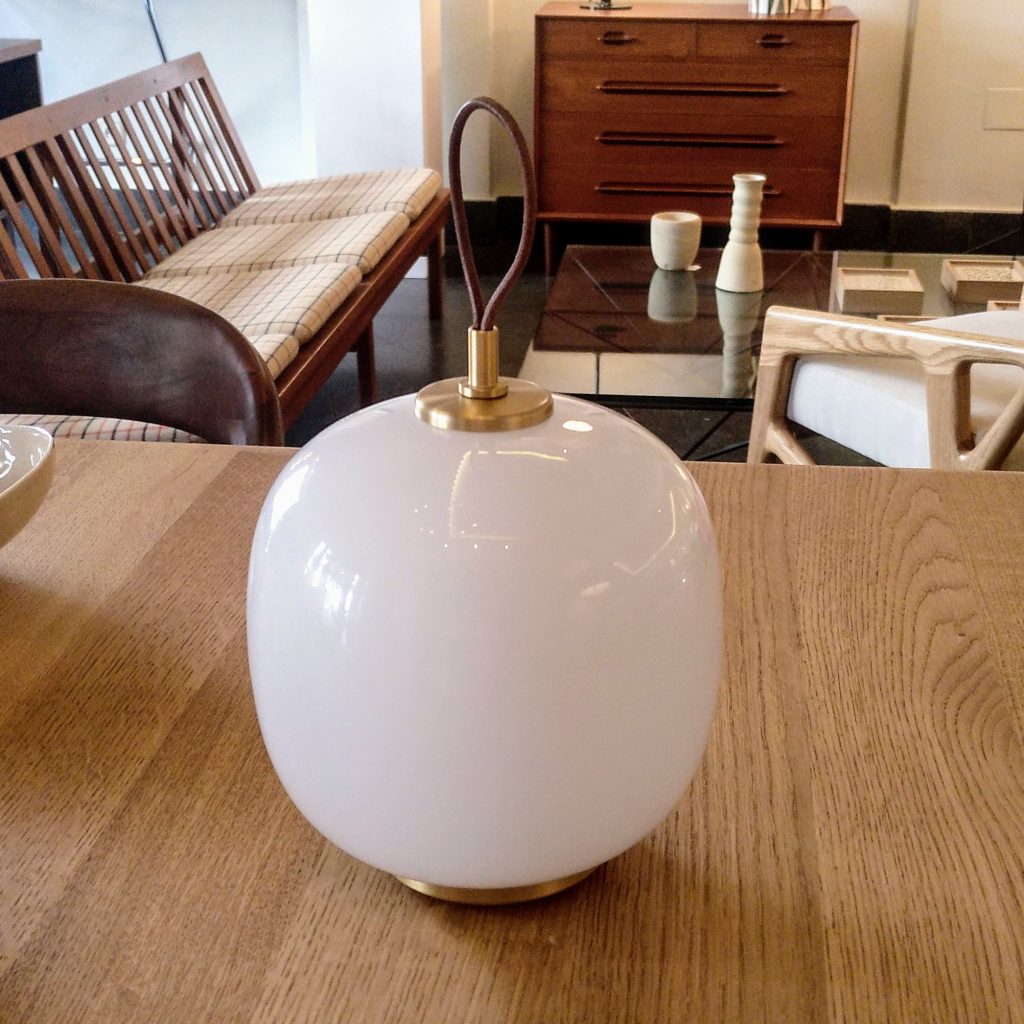 Lámpara de mesa portátil Louis Poulsen