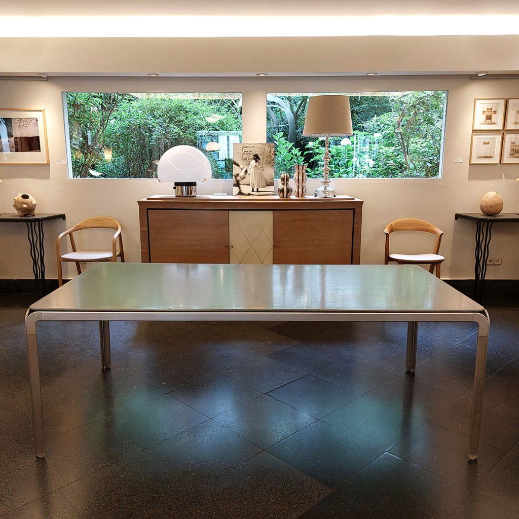Mesa diseño de Arne Jacobsen, años 70.
