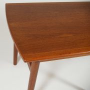 Mesa auxiliar diseño sueco años 60. Masera de teca. Detalle