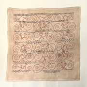 Amparo de la Sota. Caracoles. 56x56cm. Bordado sobre pañuelo antiguo. Lino y algodón. 2024