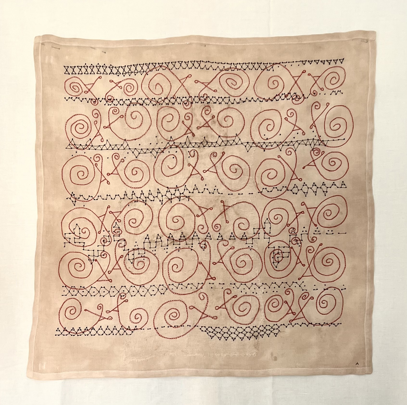 Amparo de la Sota. Caracoles. 56x56cm. Bordado sobre pañuelo antiguo. Lino y algodón. 2024