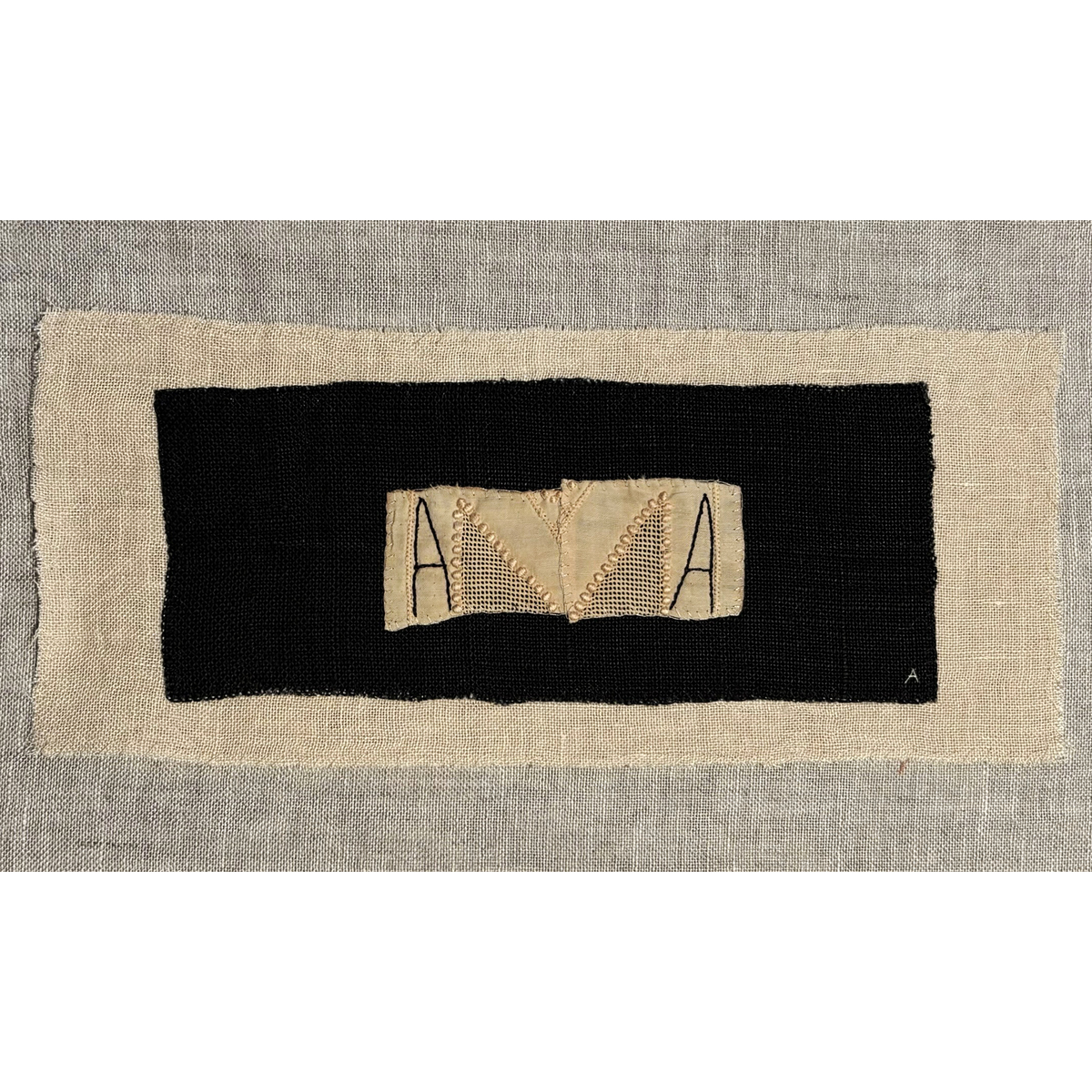 Amparo de la Sota. Bordado sobre tela antigua. Lino y algodón. 2025