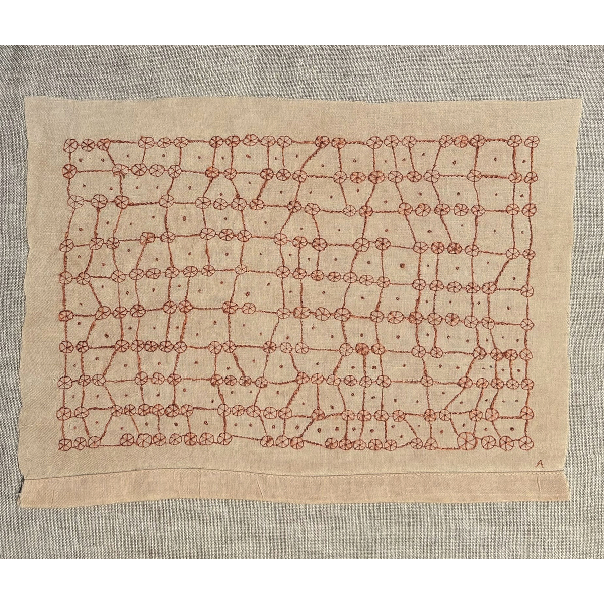 Amparo de la Sota. Amparo de la Sota. Bordado sobre tela antigua. Lino y algodón. 2024