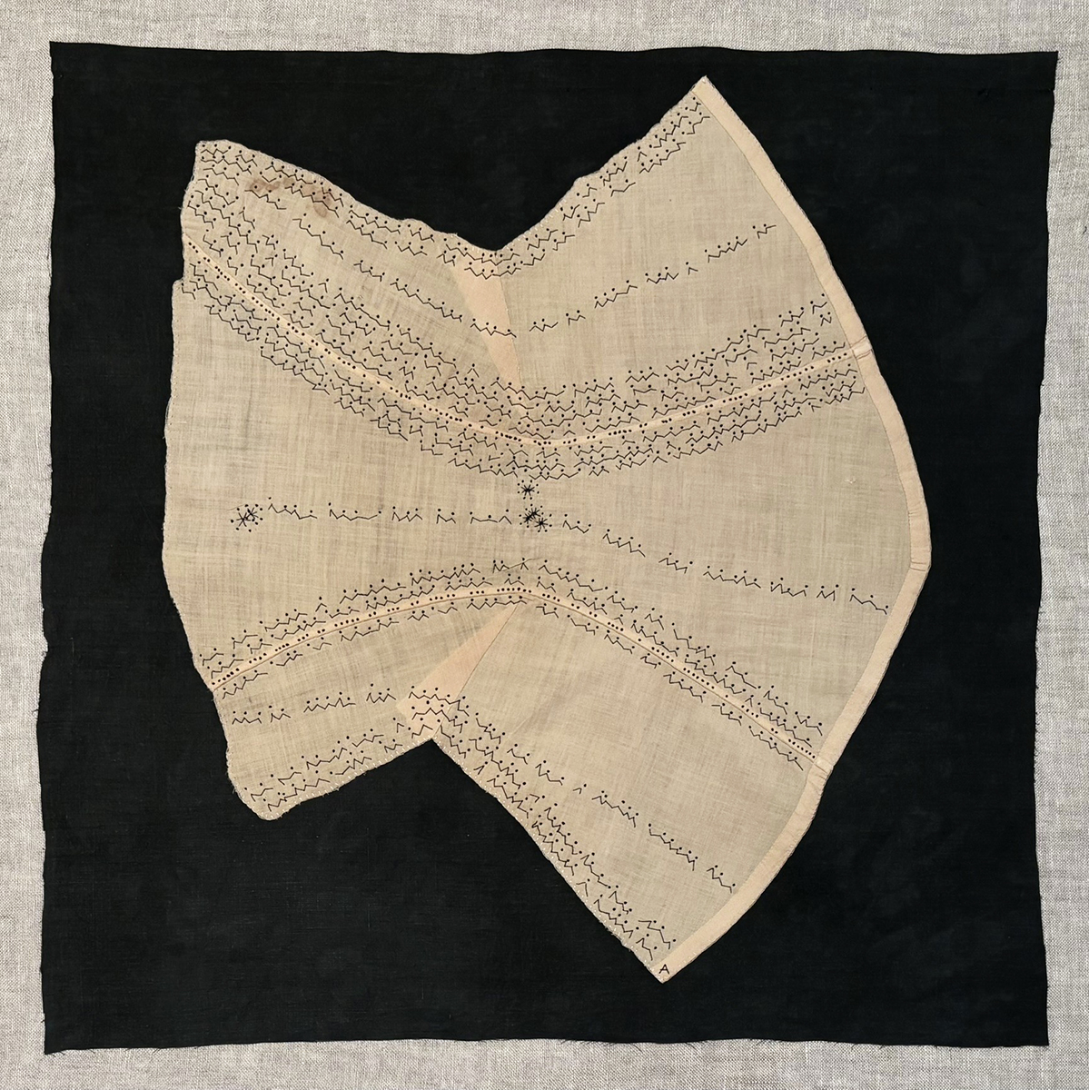 Amparo de la Sota. Bordado sobre tela antigua. Lino y algodón. 2024