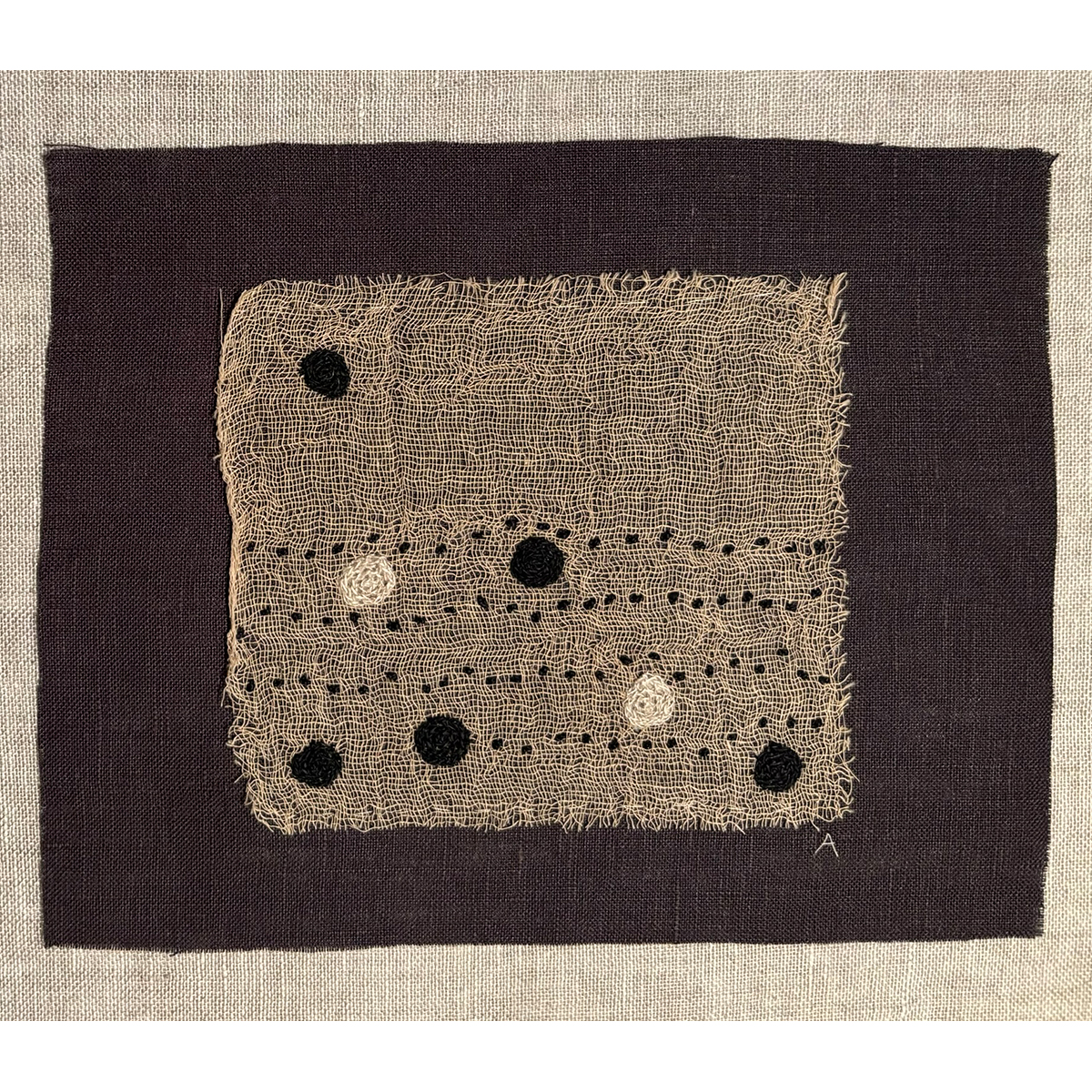 Amparo de la Sota. Bordado sobre gasa. Lino y algodón. 2025