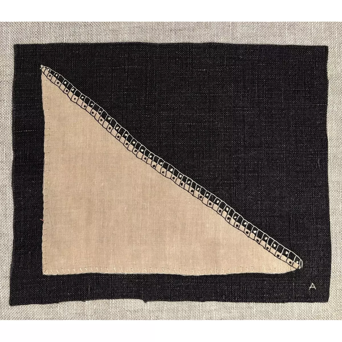 Amparo de la Sota. Bordado sobre tela antigua. Lino y algodón. 2025