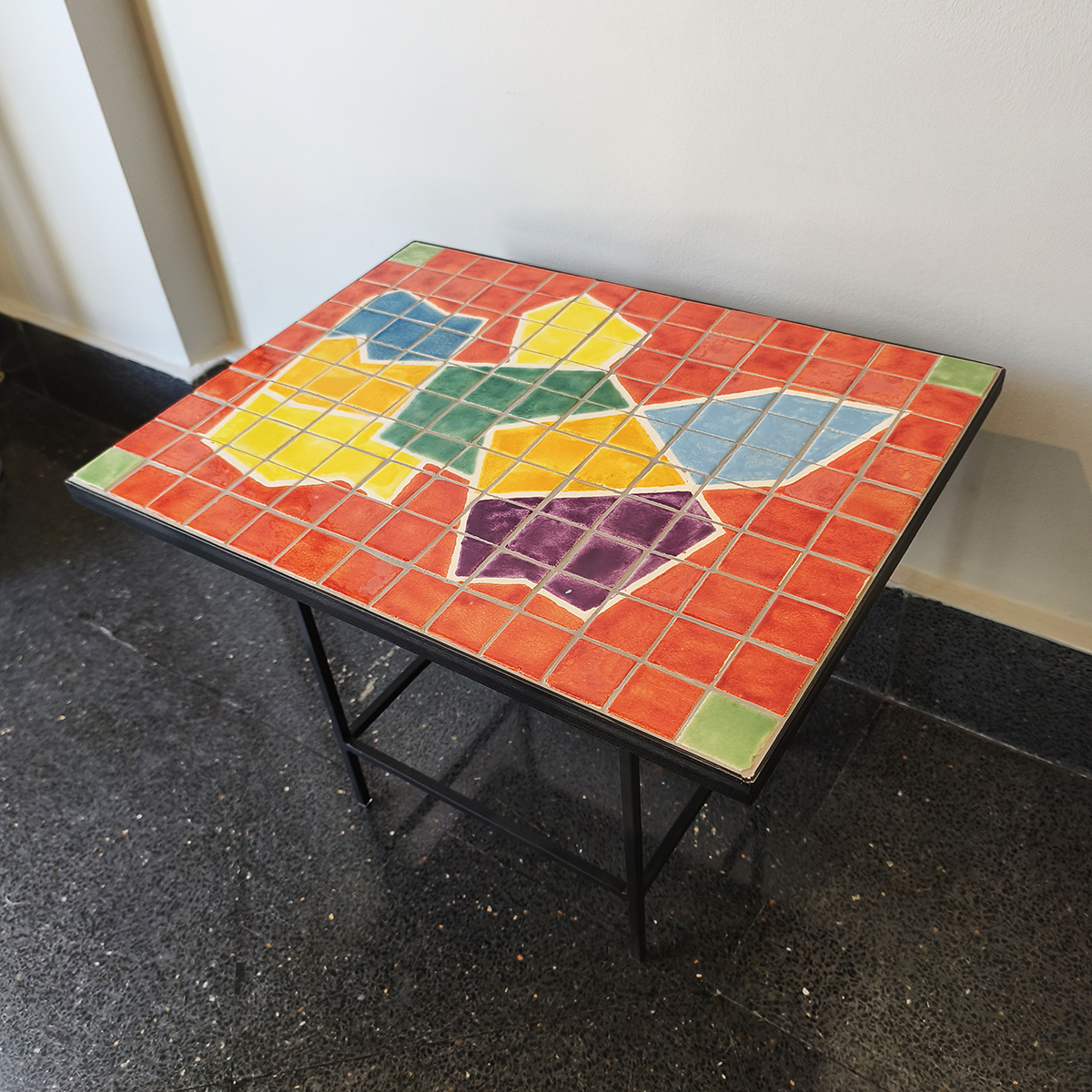 Alfredo Alcain. Mesa de cerámica. Obra original del artisata producida por Table Proyet. 2026