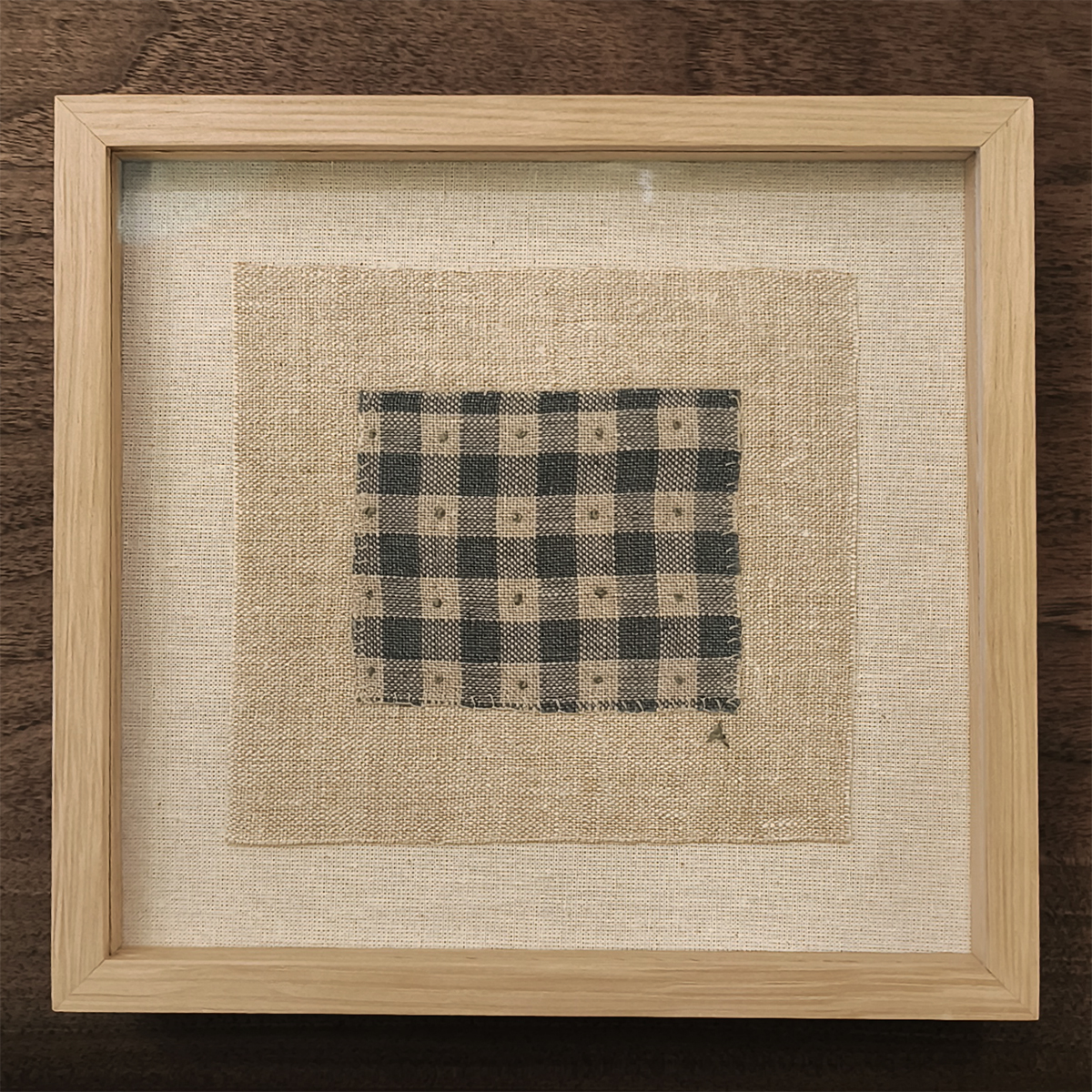 Amparo de la Sota. Bordado a mano #155. Obra enmarcada en roble.