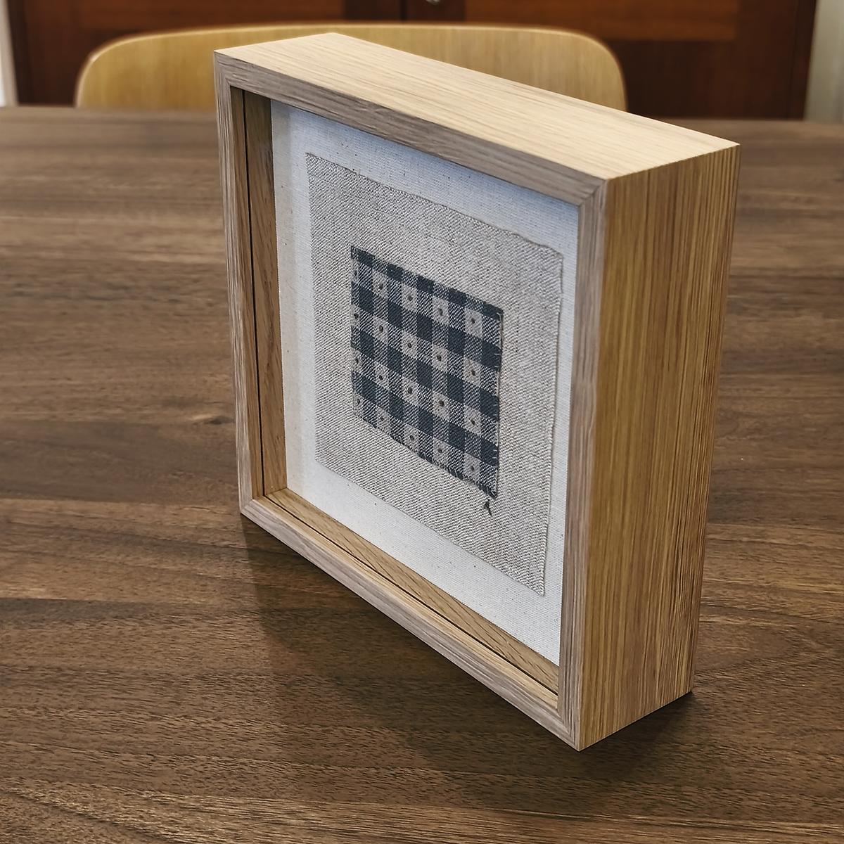 Amparo de la Sota. Bordado a mano #155. Obra enmarcada en roble.