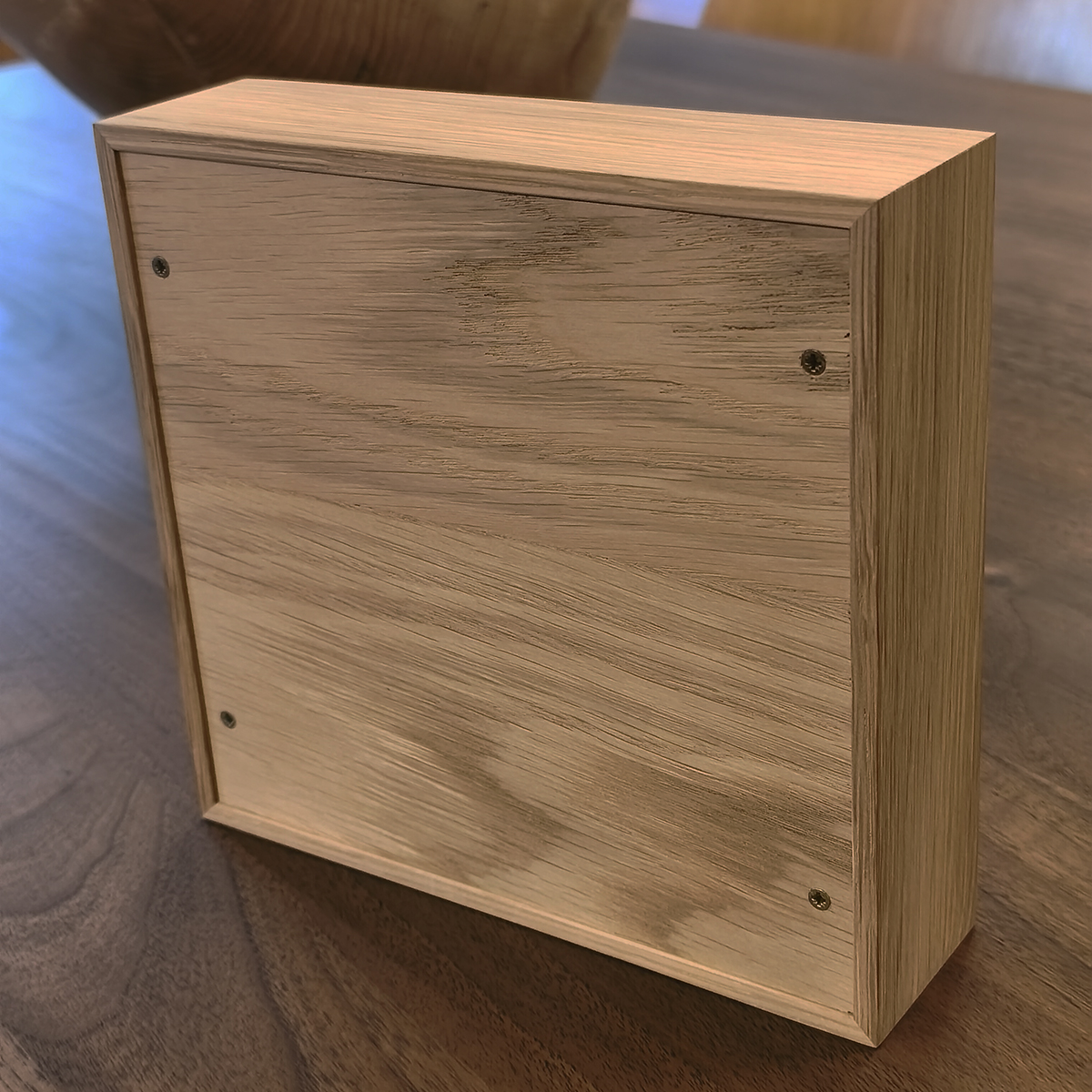 Amparo de la Sota. Bordado a mano #155. Obra enmarcada en roble. Detalle trasera