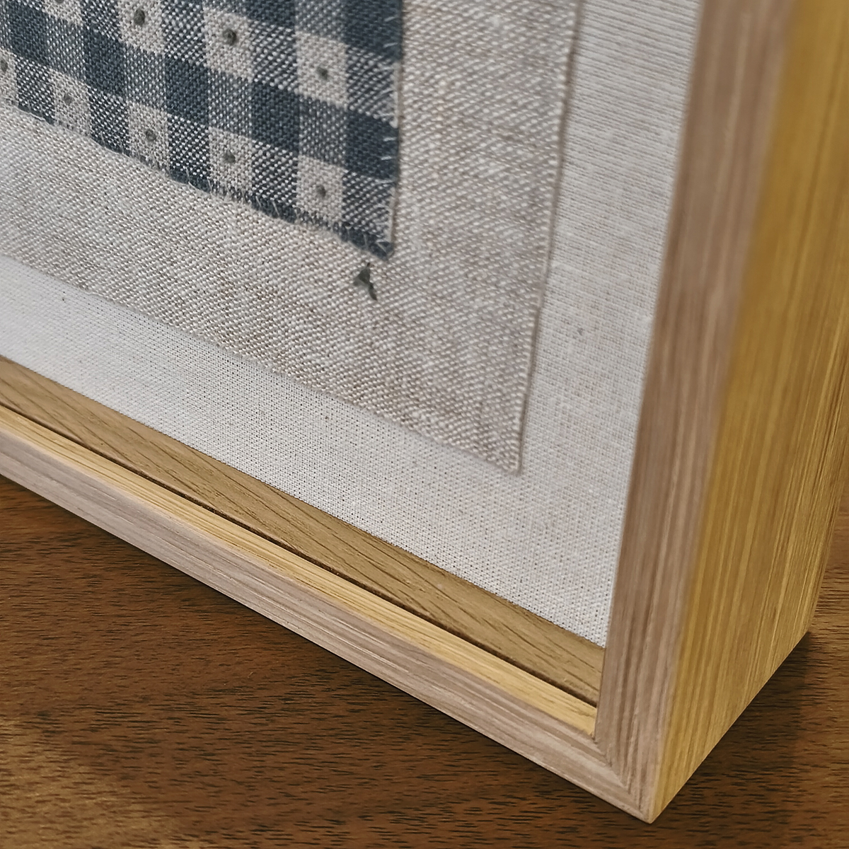 Amparo de la Sota. Bordado a mano #155. Obra enmarcada en roble.