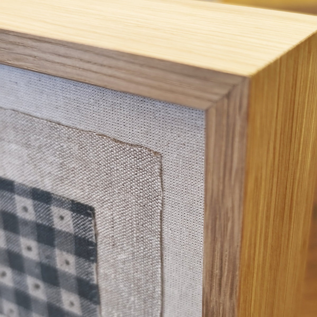 Amparo de la Sota. Bordado a mano #155. Obra enmarcada en roble.