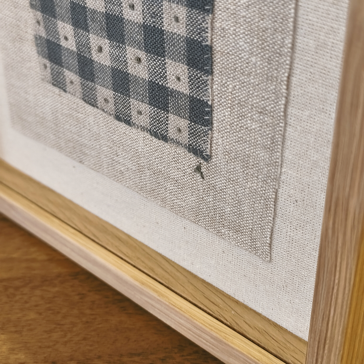 Amparo de la Sota. Bordado a mano #155. Obra enmarcada en roble.