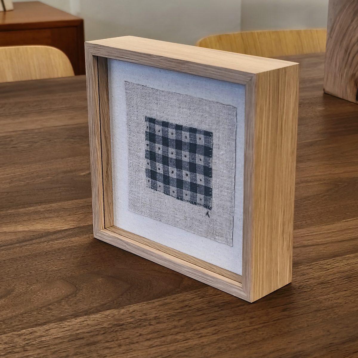 Amparo de la Sota. Bordado a mano #155. Obra enmarcada en roble.