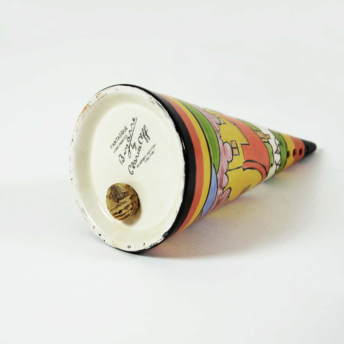 Clarice Cliff. Salero. Cerámica decorada a mano. Detalle serie decorativa y firma, estampadas.