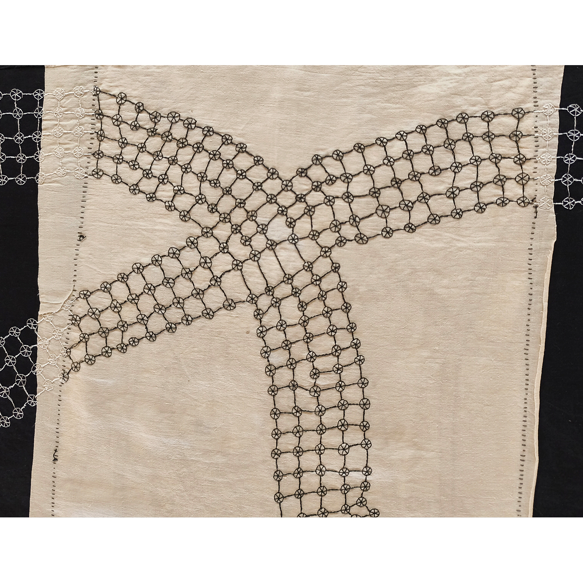 Amparo de la Sota. Cruz, 2025. Detalle