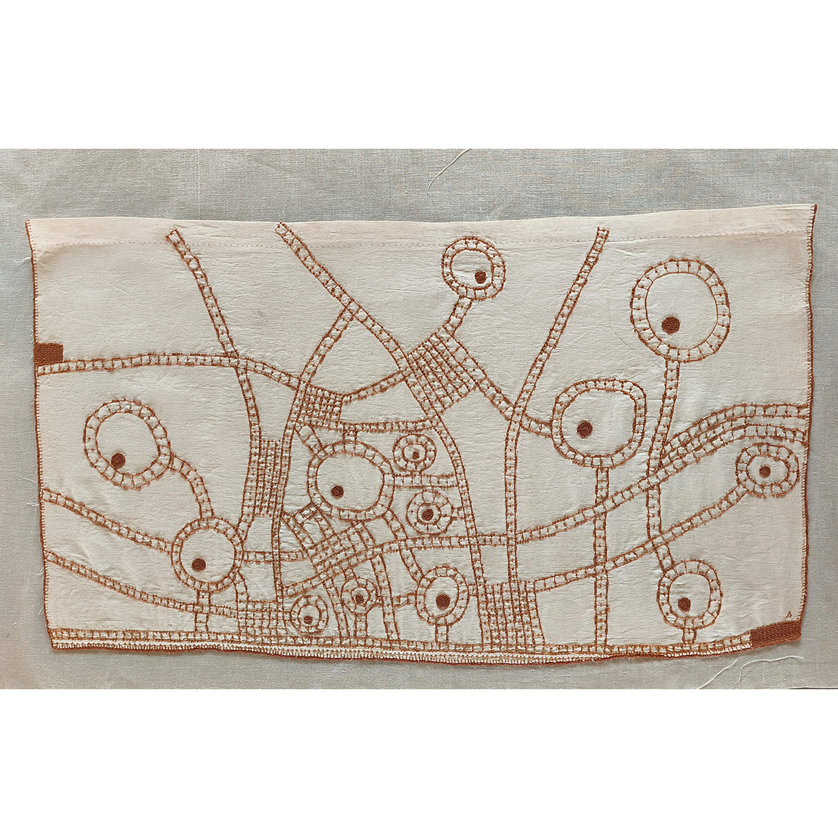 Amparo de la Sota. Mapa X. Bordado a mano sobre tela antigua.