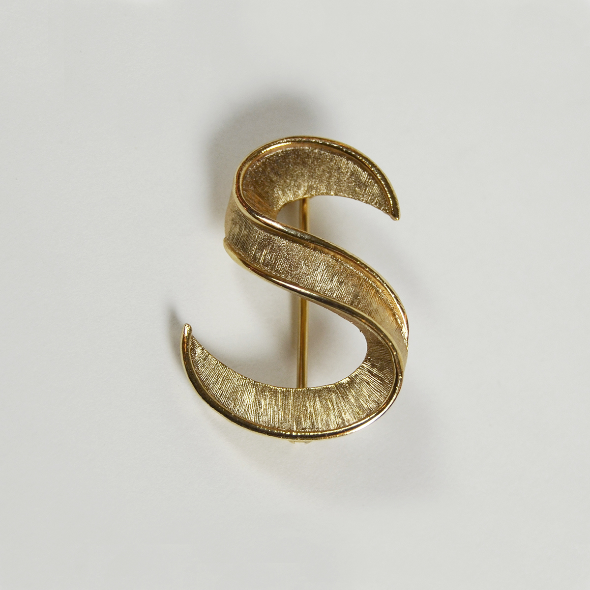 Broche Trifari "S", años 50