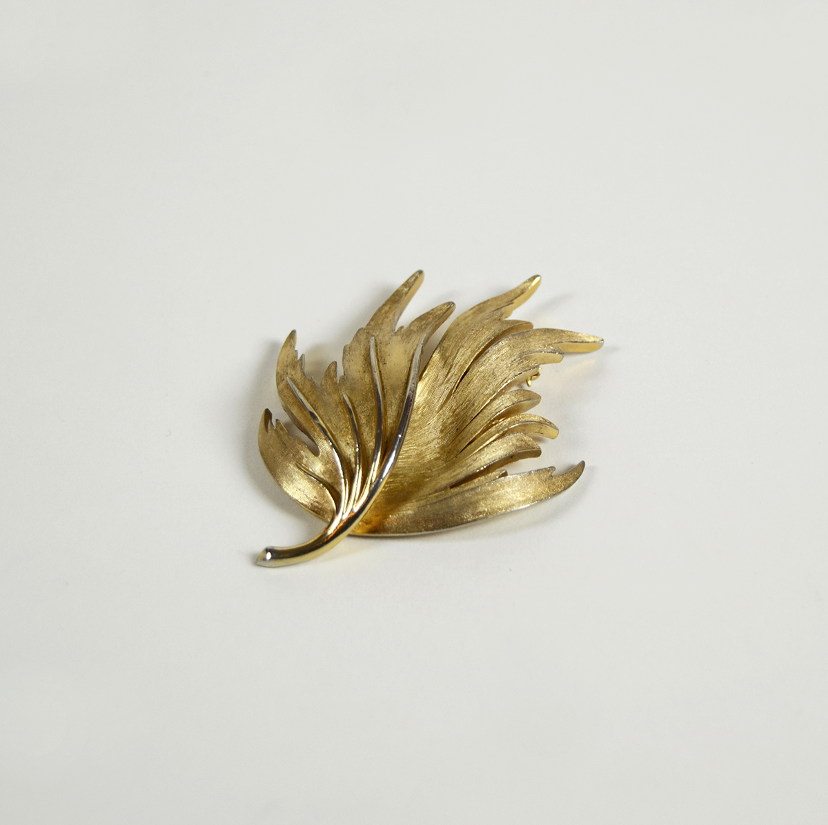 Broche Trifari. Hoja