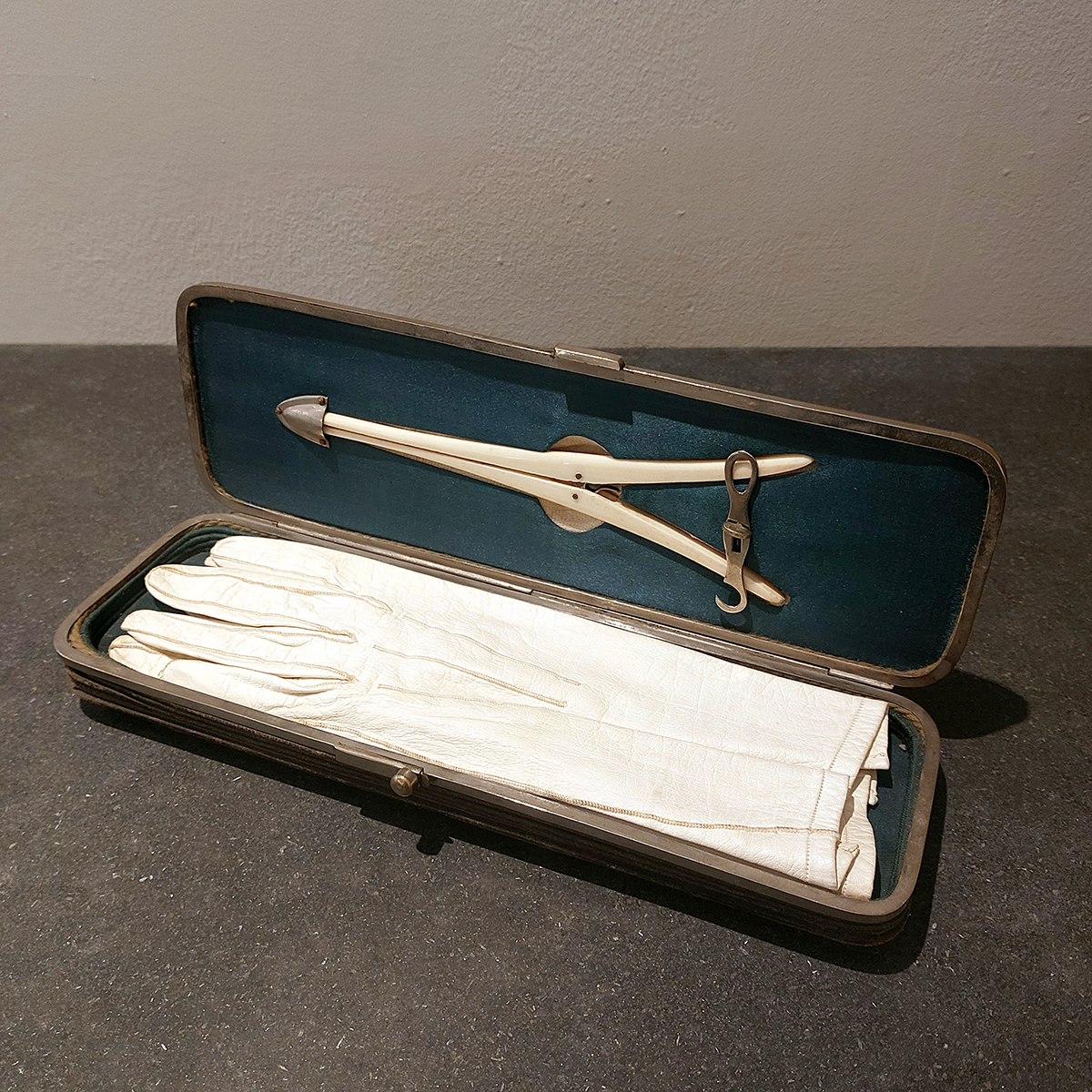 Estuche con guantes de piel y pinzas